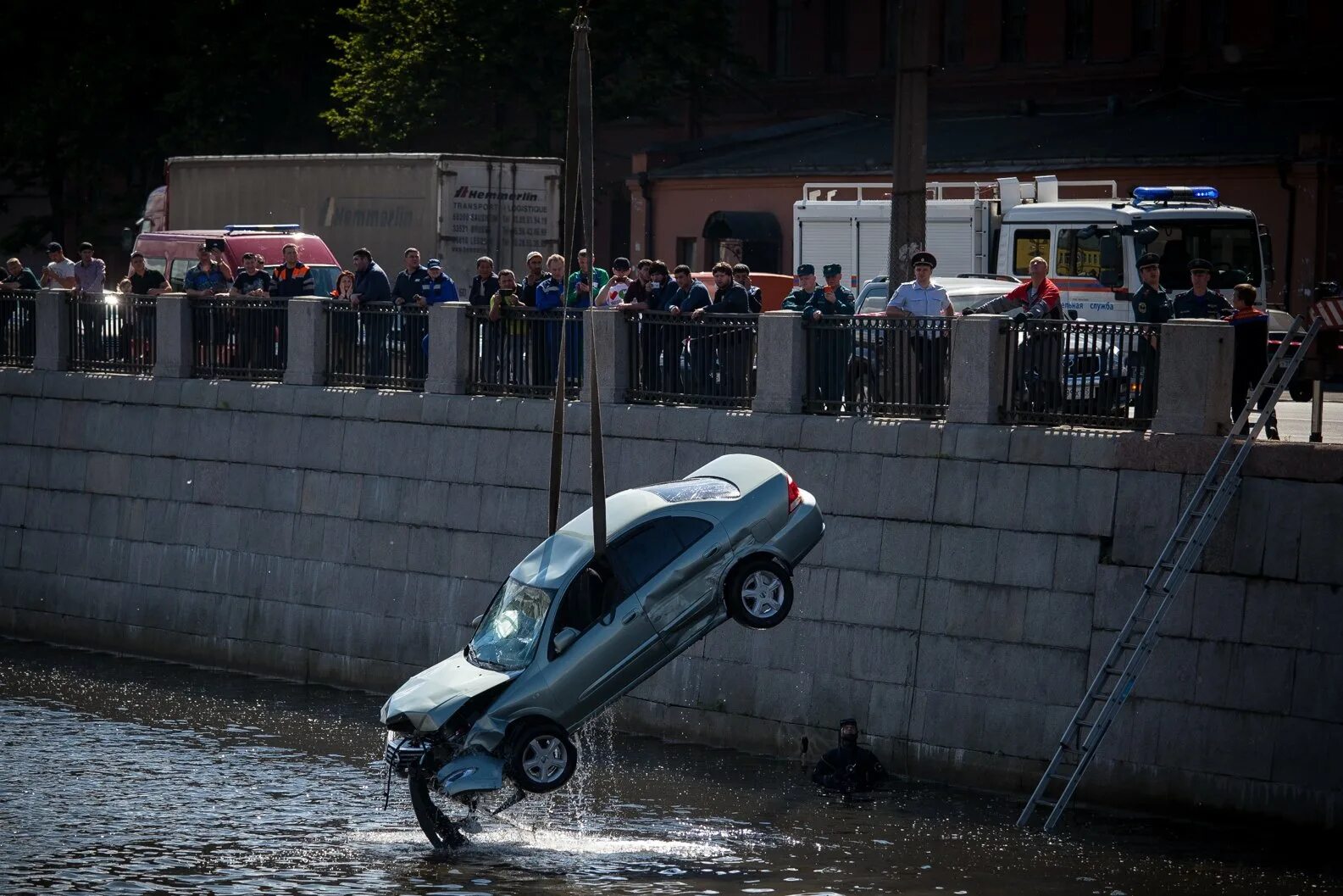 Машина в воде авария. Машина тонет. Машина упала в воду. Машина падает в воду. Автомобиль попал в воду