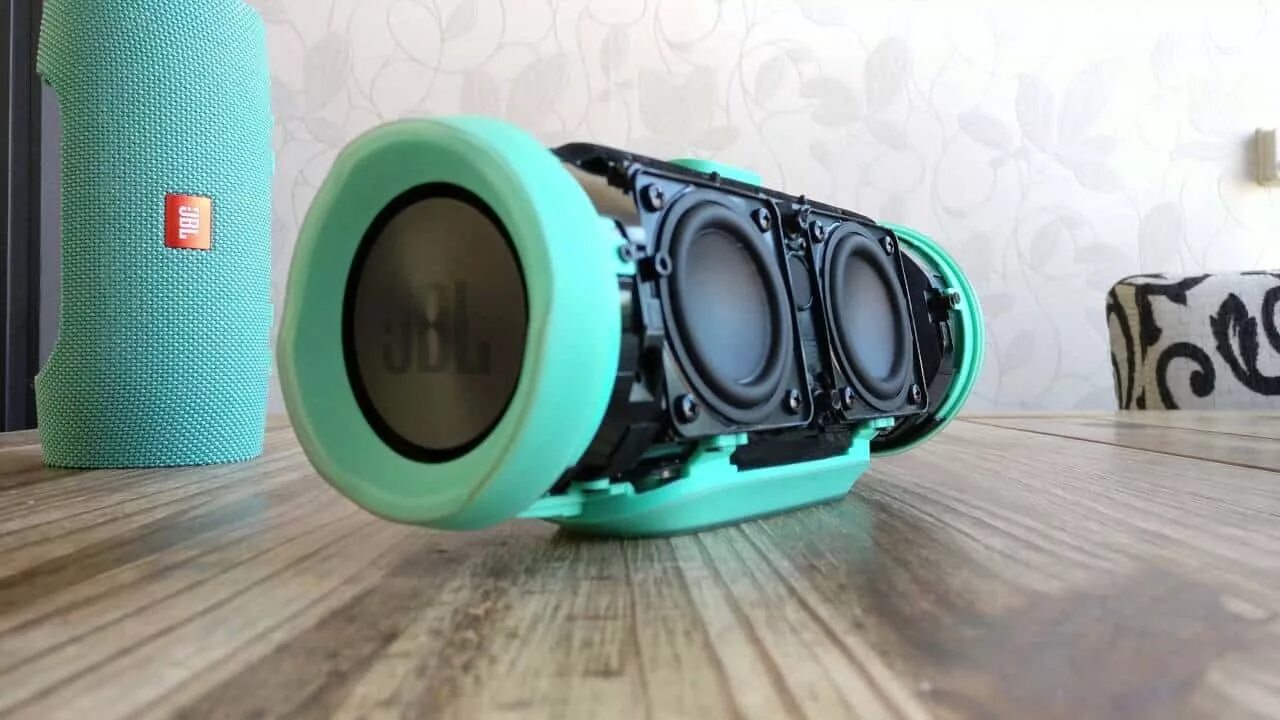 Колонка сашенька. Блютуз колонка JBL charge 3. JBL charge 3 JBL. Колонка блютуз JBL чардж 4. Корпус JBL charge 3.