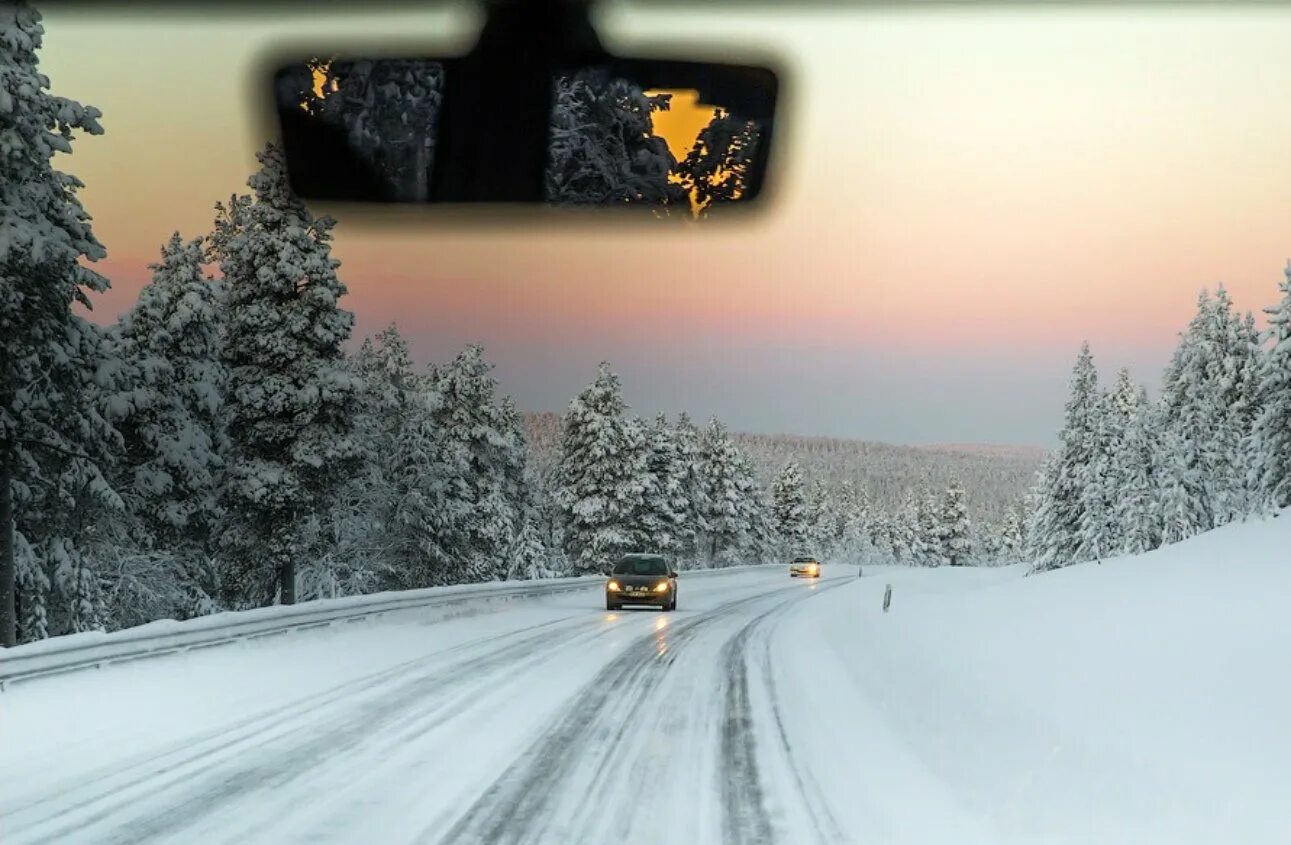 Зимняя трасса. Дорога в Финляндии зимой. Финские зимние дороги. Машина на зимней дороге.