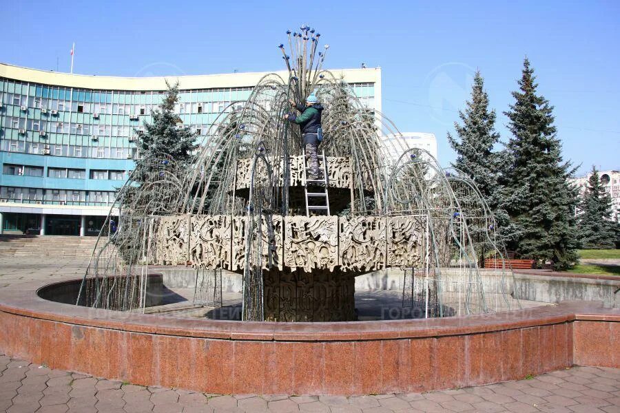 Фонтан зимой. Новокузнецкий фонтан зимний. фонтаны новокузнецка зимой. фонтан улан удэ. новокузнецкий фонтан зимой.