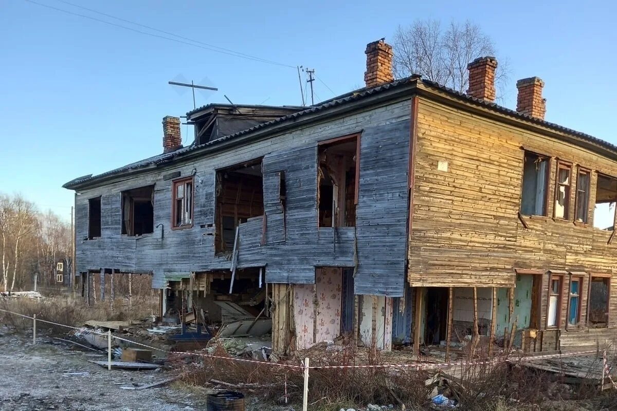 Какие дома на расселение. Дома под расселение Вытегра. Дом под расселение на Боровой Петрозаводск. Дома под расселение Москва.