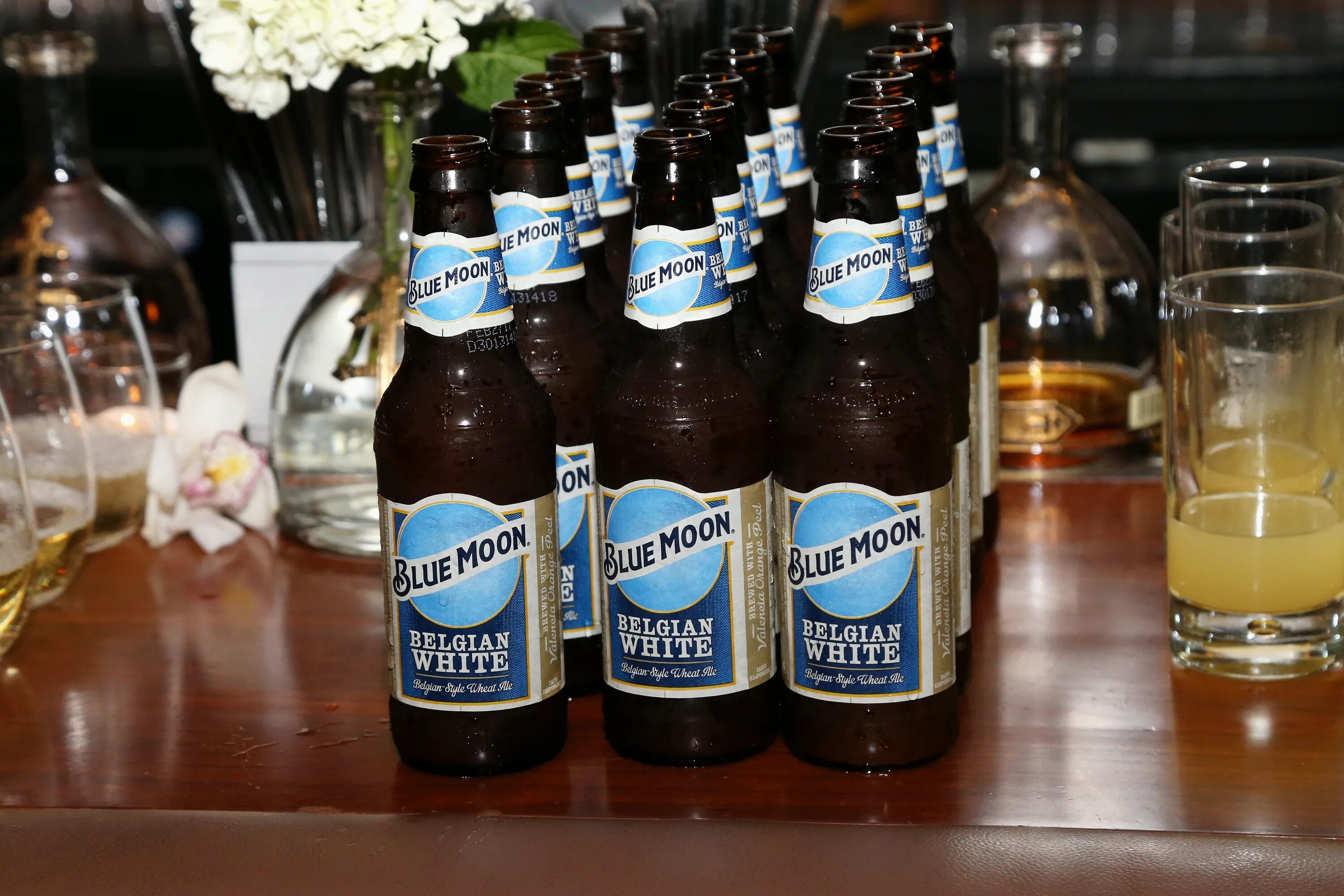 Пиво мун. Пиво Блю моон. Пиво Блю Мун Бланш. Blue Moon Belgian White. Голубое пиво.