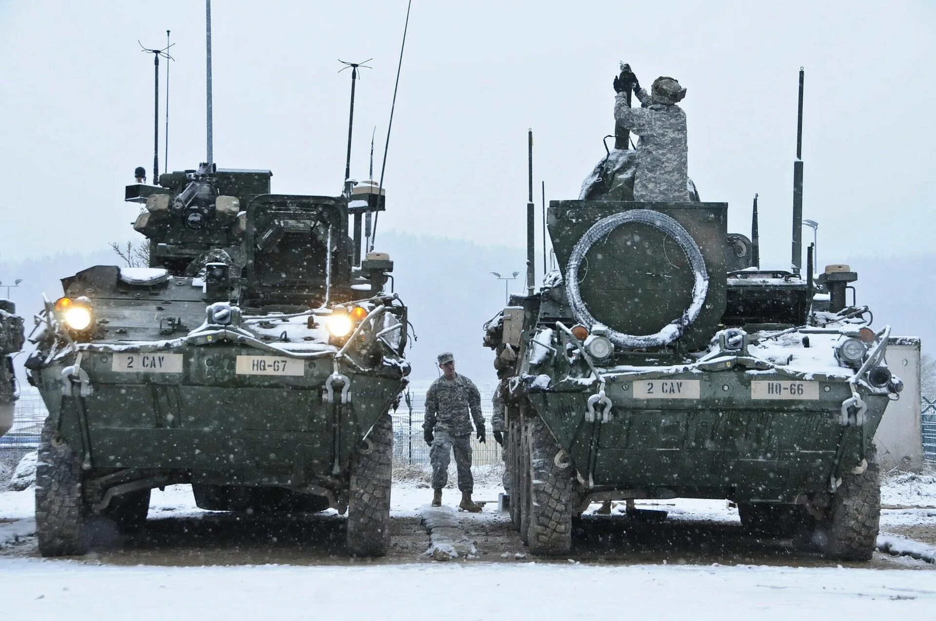Много военной техники. Много военной техники. Бтр страйкер. Натовская техника в новом уренгое. Переброска войск сша.