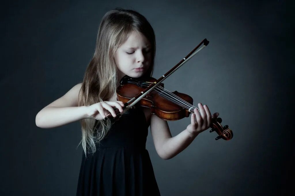 Девочка со скрипкой. Скрипка для детей. Игра на скрипке. Музыкальная жизнь дети