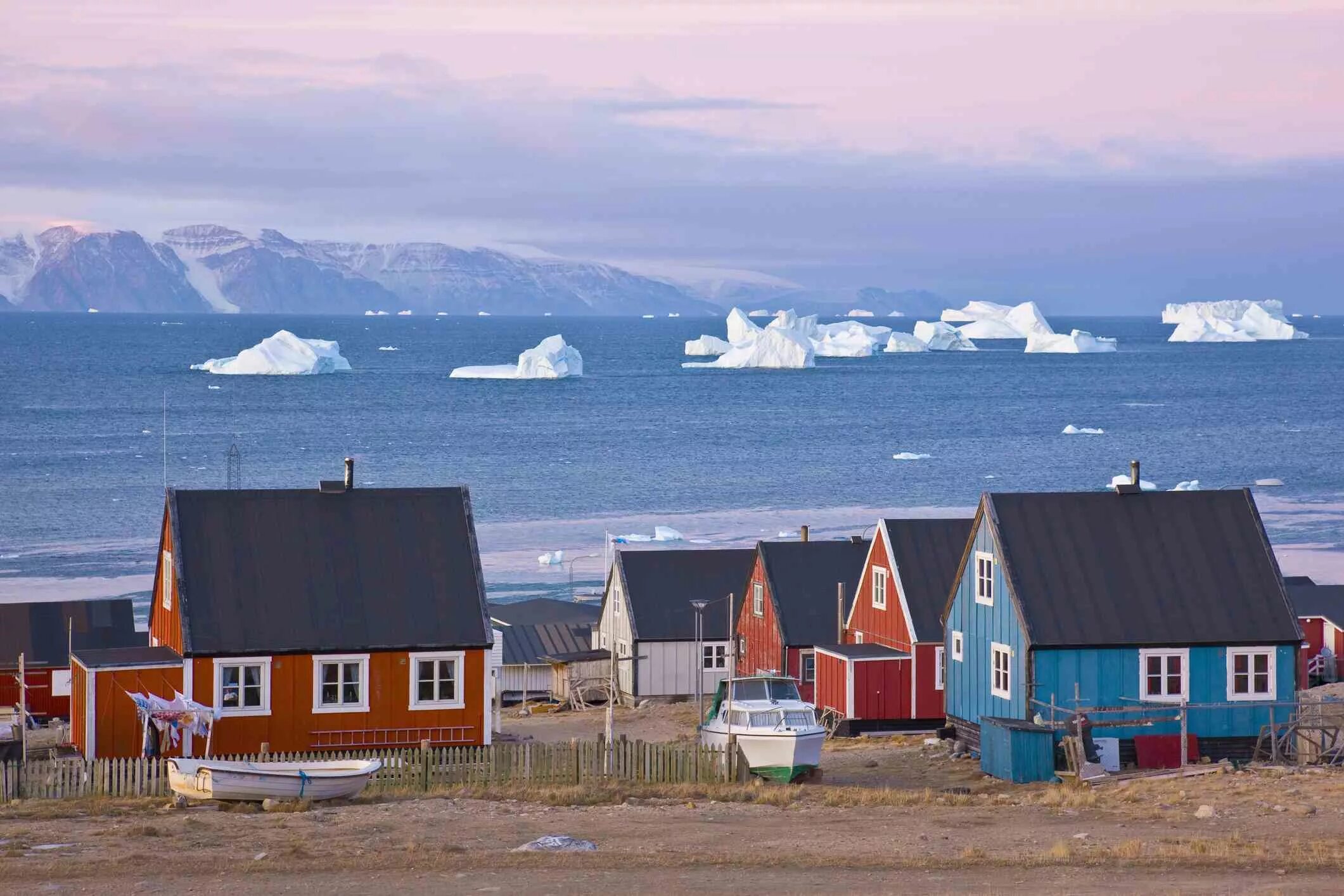 Самый большой остров сша. Гренландия столица Нуук. Город Илулиссат Гренландия. Мыс Фарвель Гренландия. Каанаак Гренландия.