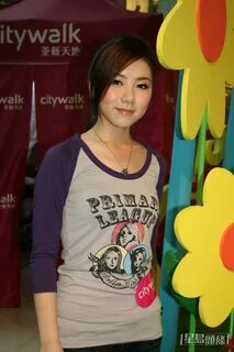 鄧 紫 棋 於 2008 年 出 道. 