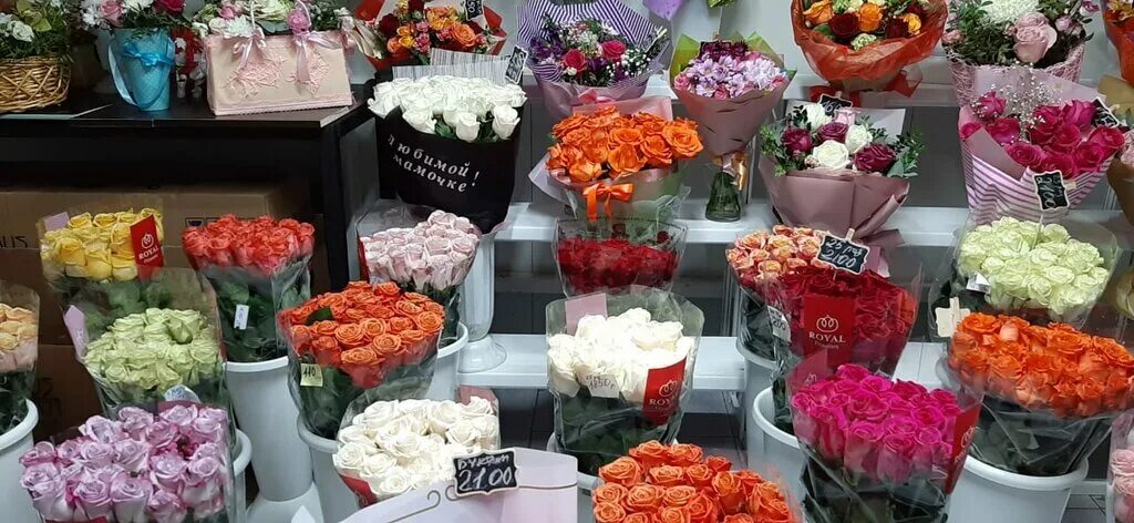 Рижский рынок цены на цветы 2024. Цветочный рынок. Розы Рижский рынок. Рижский рынок цветы. Рижский рынок сухоцветы.