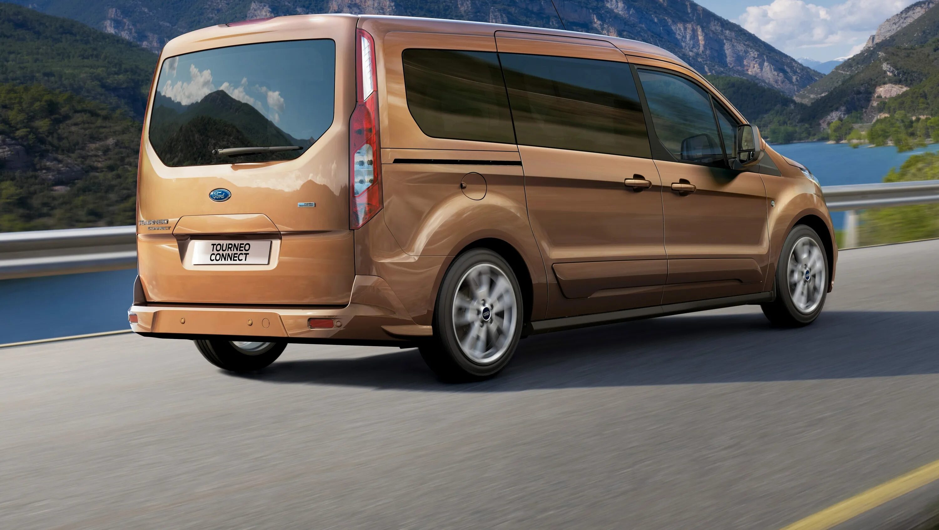 Недорогие семейные автомобили. Форд Tourneo connect. Ford Grand Tourneo connect 2013. Ford Grand Tourneo connect. Ford Transit Tourneo.