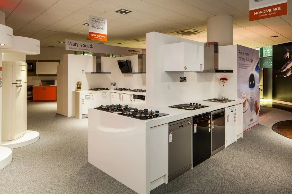 Кухни атрибуте. Дизайнерские кухни. Lemax рейлинги для кухни. Красивые кухонные гарнитуры. Вытяжка в середине кухни.