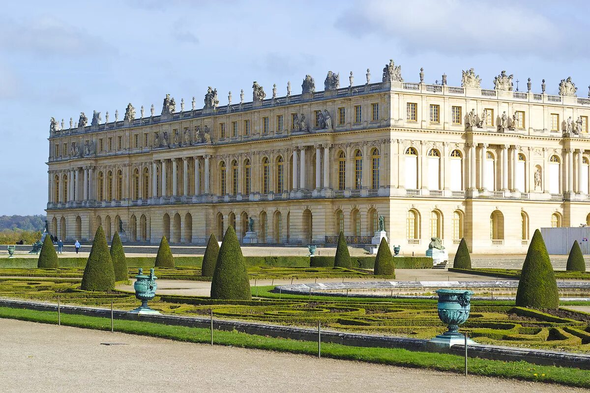 Версальский дворец дворцы Франции. Версальский дворец охотничий замок. Классицизм архитектура Версальский дворец. Королевский дворец в Версале.