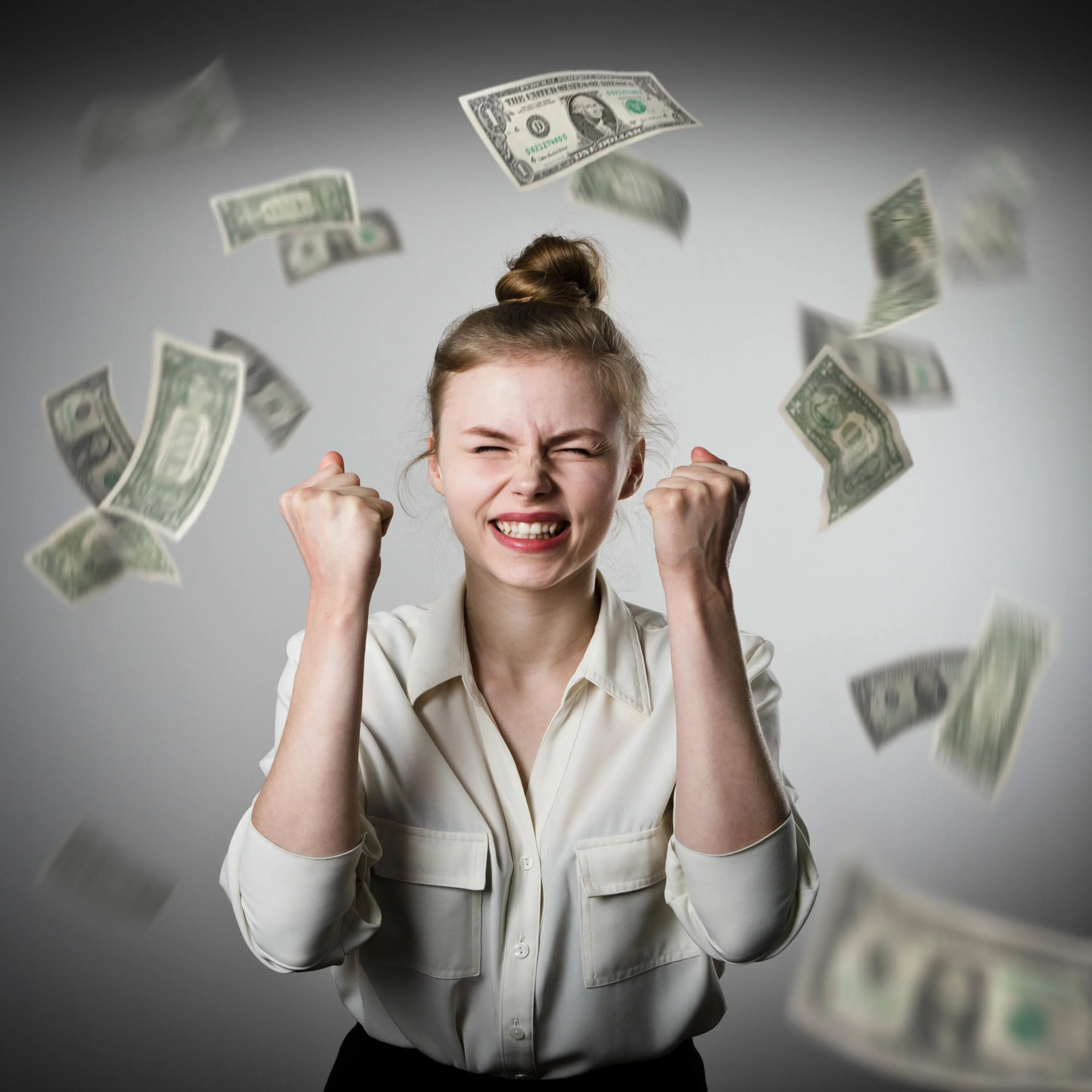 Деньги побеждают. Выиграть деньги в лотерею. Девушка выиграла в лотерею. Выиграть в лотерею картинки. Победитель деньги.