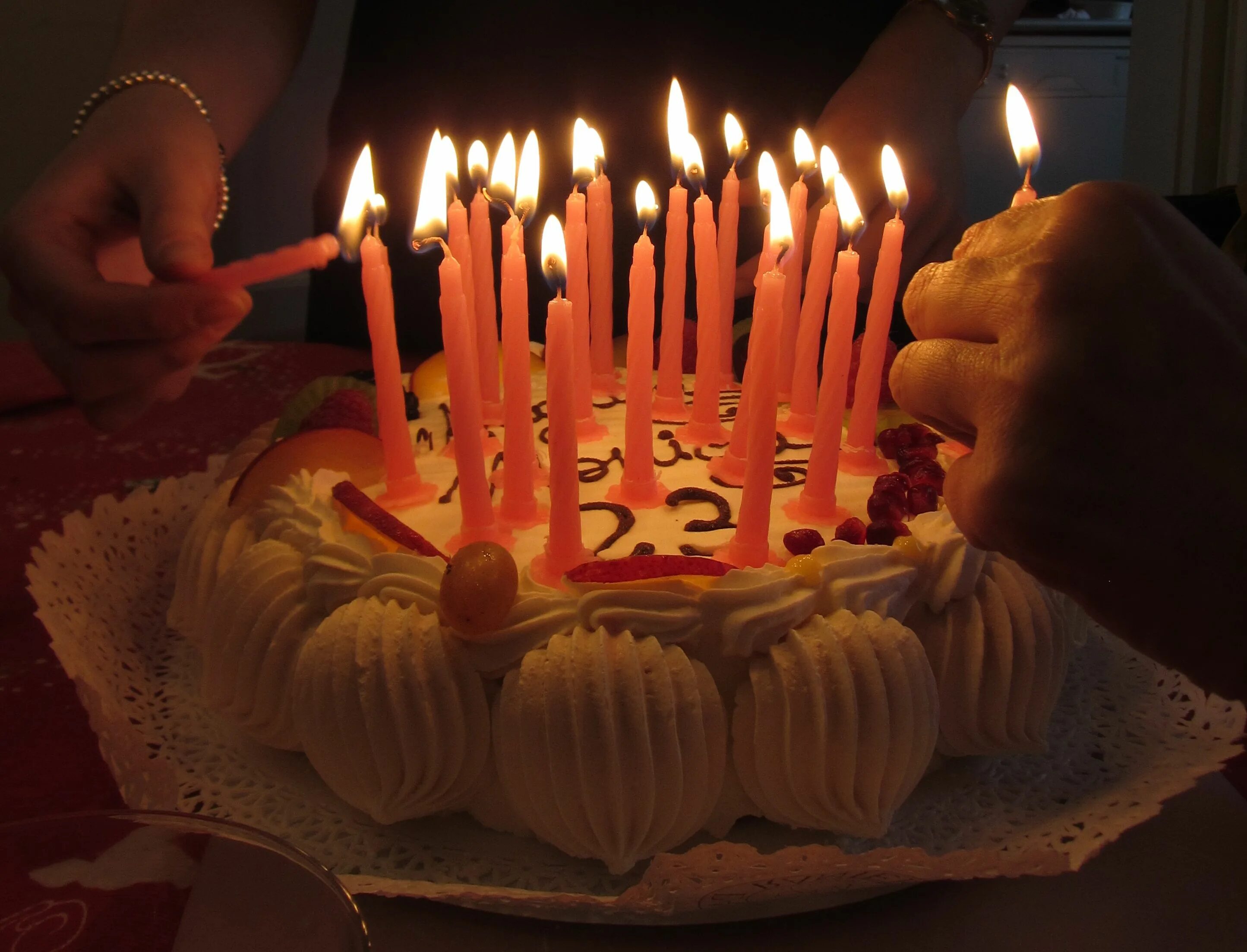 Cake candle. Тортик со свечками. Свечи для торта. Красивый торт со свечами. Тортик со свечами.