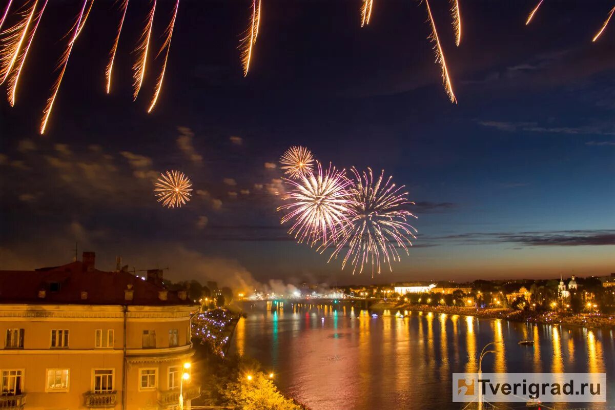 2 июня 2016 г. Салют в Твери. День города Тверь салют. Салют над Ржевом. Тверь город над Волгой.