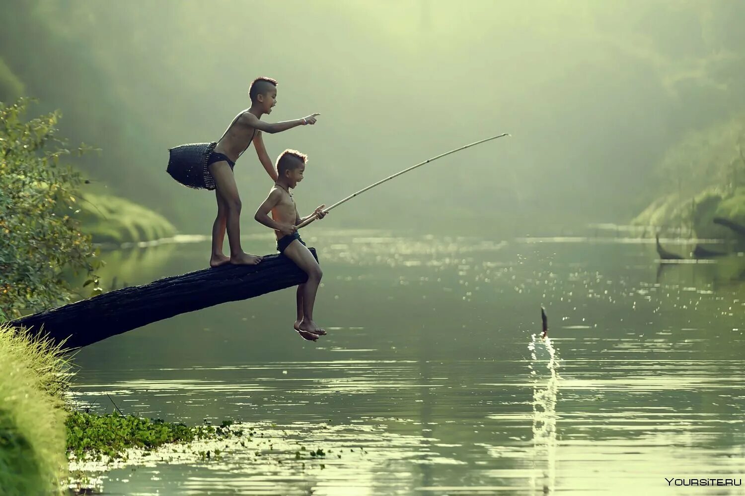 Приколы на рыбалке. Девушка рыбачит. Девочка с удочкой. Интересное про рыбалку. Девушка ловит парня