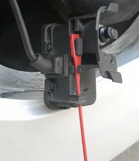 Открытие лючка бензобака тигуан