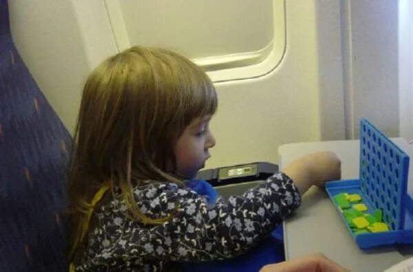 Самолет для детей. Чем занять ребенка в самолете. Самолет занятие для детей. Развлечения в самолете для детей.