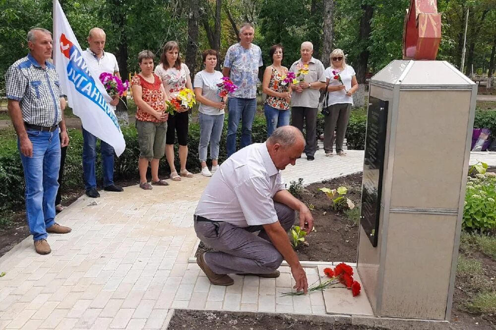 Молодогвардейск луганская область. Бюсты молодогвардейцев в сквере молодой гвардии луганск. Молодогвардейск лнр. Школа 21 молодогвардейск. Молодогвардейск лнр.