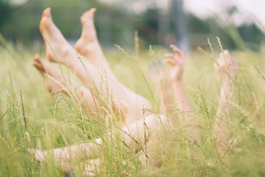 Босые ноги песня баста. День валяния в траве. Ноги на траве. Босиком по росе. Лежит на траве.