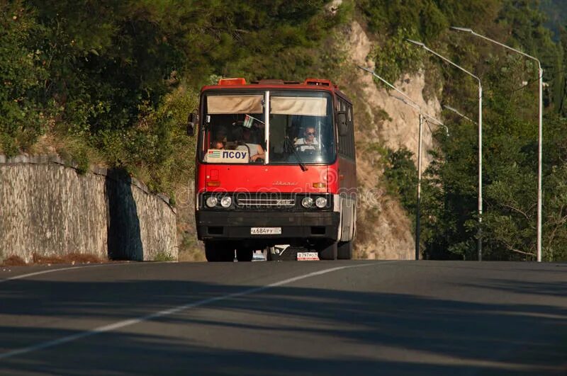 Маршрутки гагра. Автостанция Гагра Абхазия. Автобусы Абхазии. Старые автобусы в Абхазии. Экскурсионные автобусы в Абхазии.