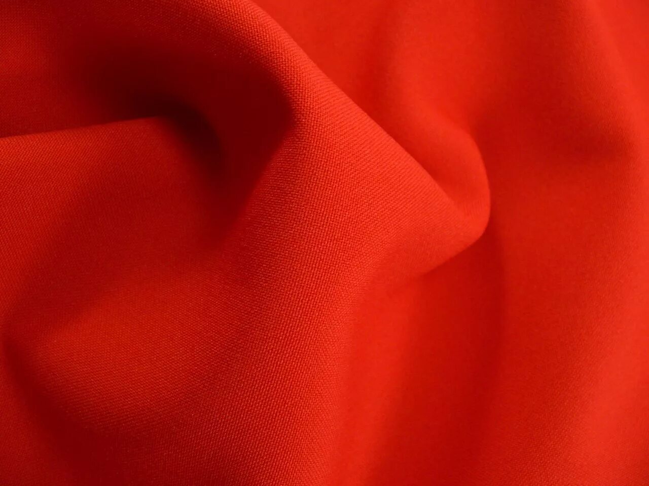 Габардин палаццо. Ткань габардин красная. Красная ткань. Красный материал. Купить красный вариант