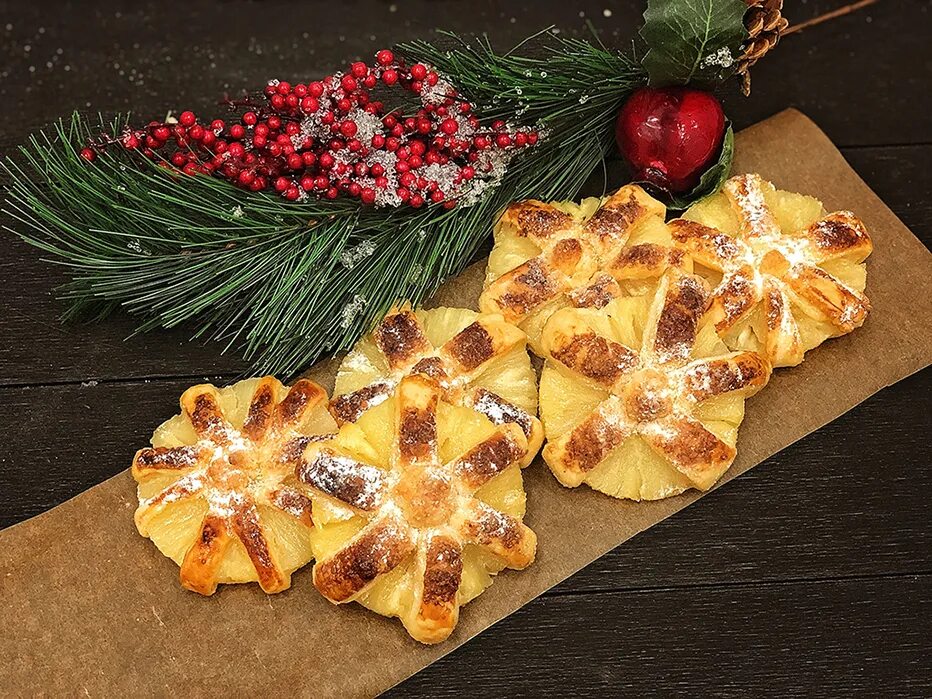 ананасовые слойки. слойки с ананасами из слоеного теста. ананасы в слоеном тесте. ананасы в тесте. ананасы со слоеным тестом.