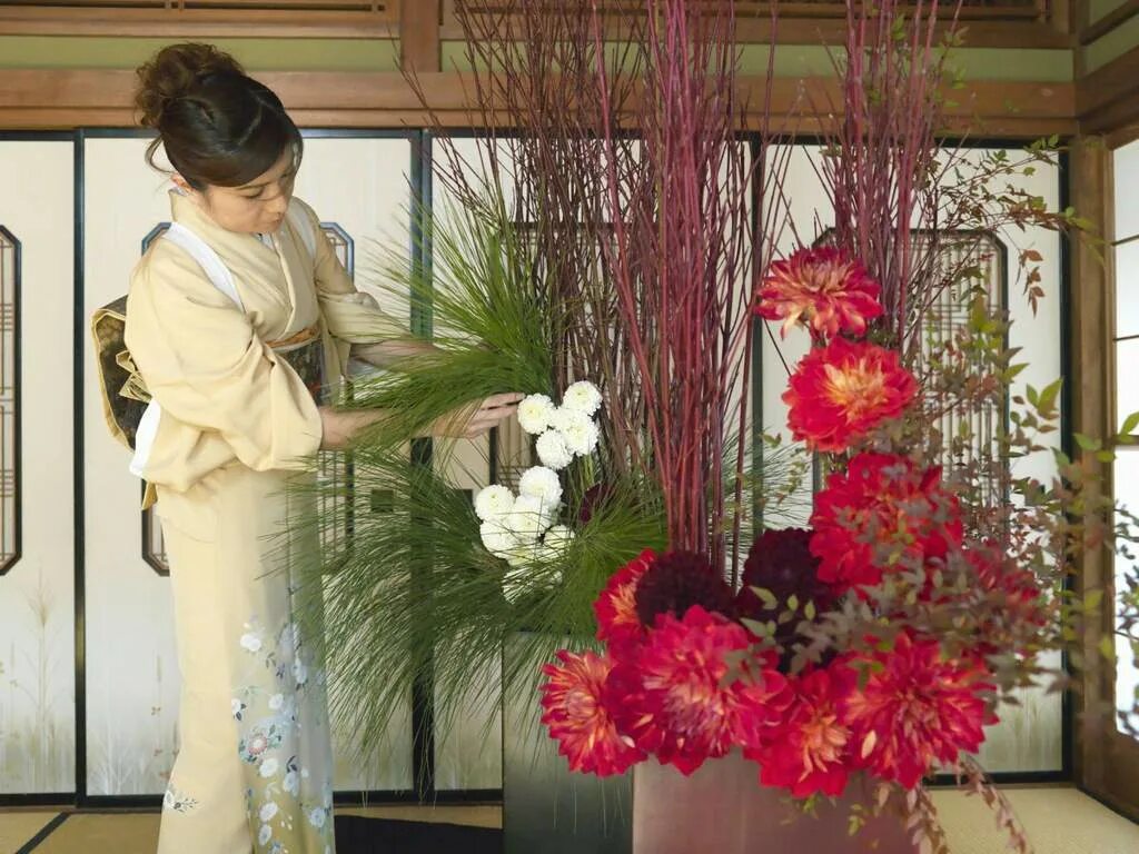 Икебана в Японии. Японская флористика Икебана. Икебана стиль Рикка. Икебана в средневековой Японии. Можно ли дарить искусственные цветы живым людям