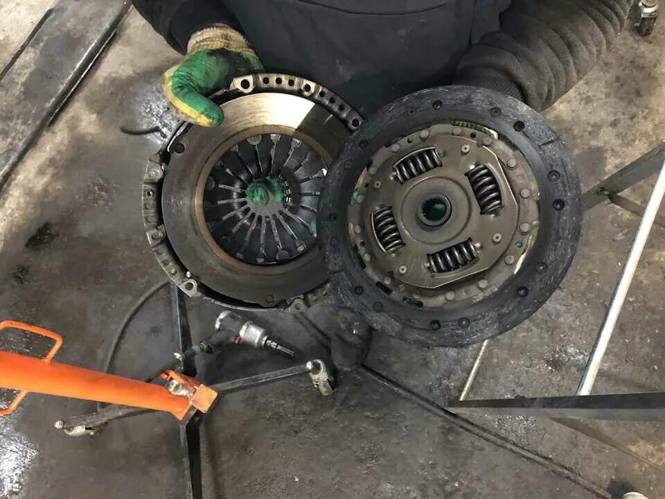 Ваз 2121 меняем сцепление. На сколько хватает сцепления. На сколько хватает сцепления. Пружина вилки сцепления 2170. Сцепление на форд фокус 2 1.