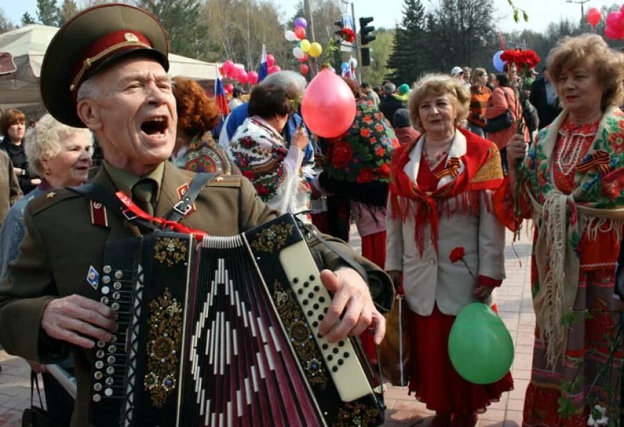 Песня е мае. Празднование дня Победы. Ветераны поют. Праздник гармошки. Ветеран с гармонью.