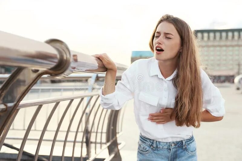 Оказать внимание женщине. Young woman Heart Attack. Женщина оказывает поддержку фото. Young woman overweighted having Heart Attack.