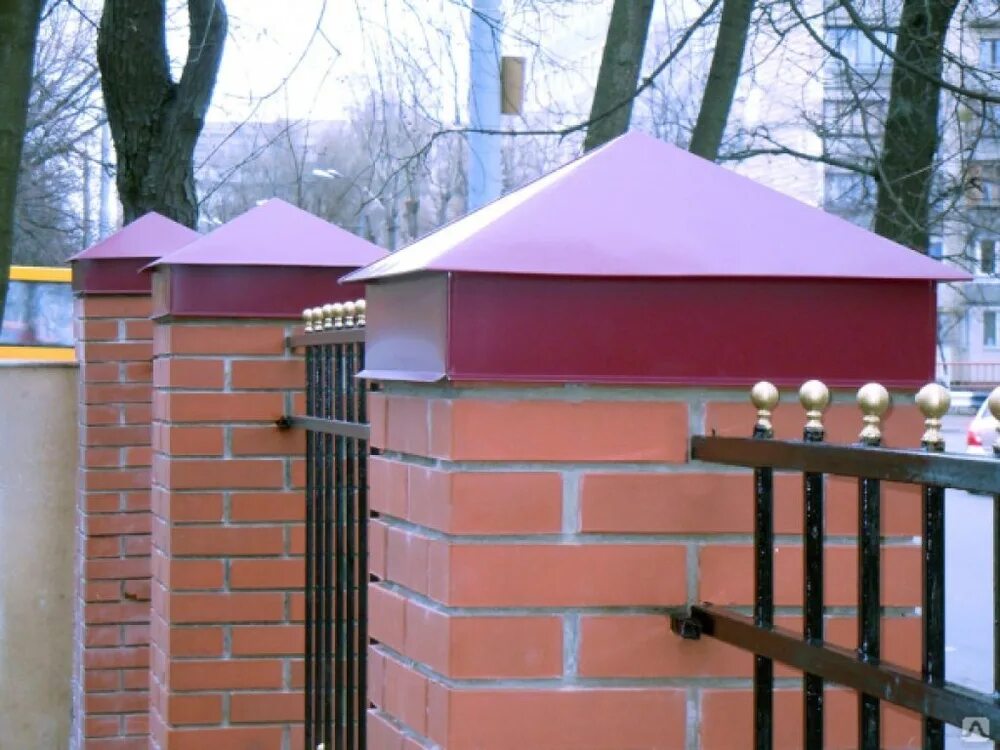 Колпаки на столбы для забора из кирпича. Колпак на кирпичный столб забора. козырек на столб забора. шапки на столбы забора. крышки на кирпичный забор.