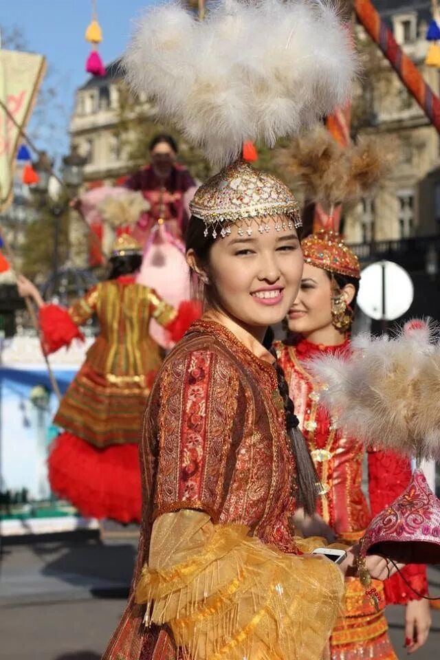 День национальной одежды в казахстане. Национальные костюмы Азии. Казахские люди. Культура Азии. Одежда казахских людей.