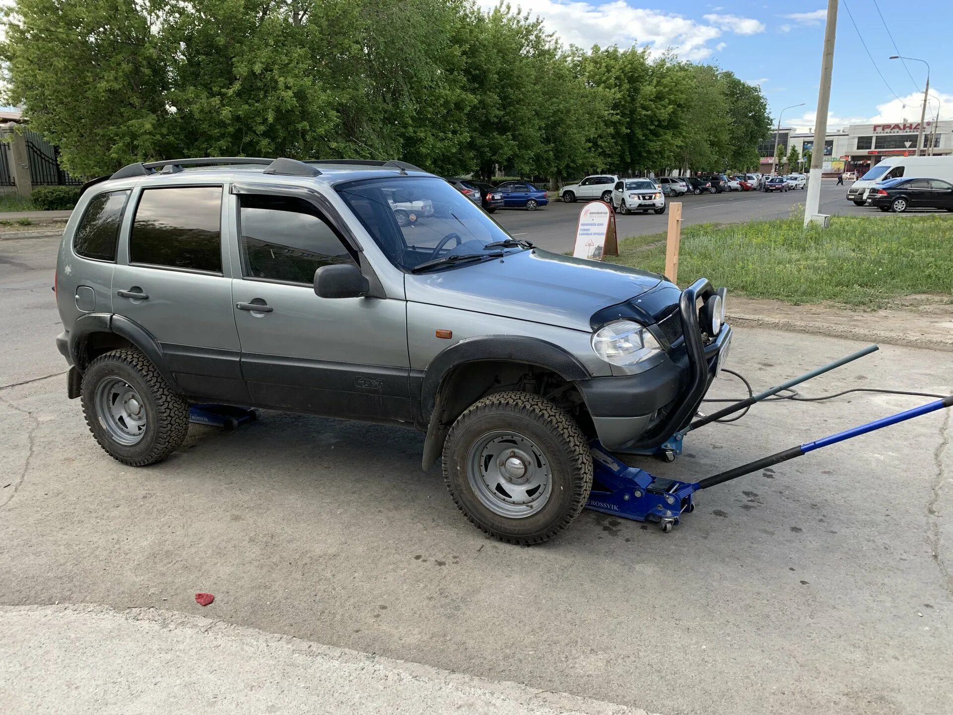 Грязевые шины на ниву шевроле. Грязевая резина на ниву шевроле. chevrolet niva грязевые шины. нива шевроле на грязевой резине. chevrolet niva на грязевой резине.
