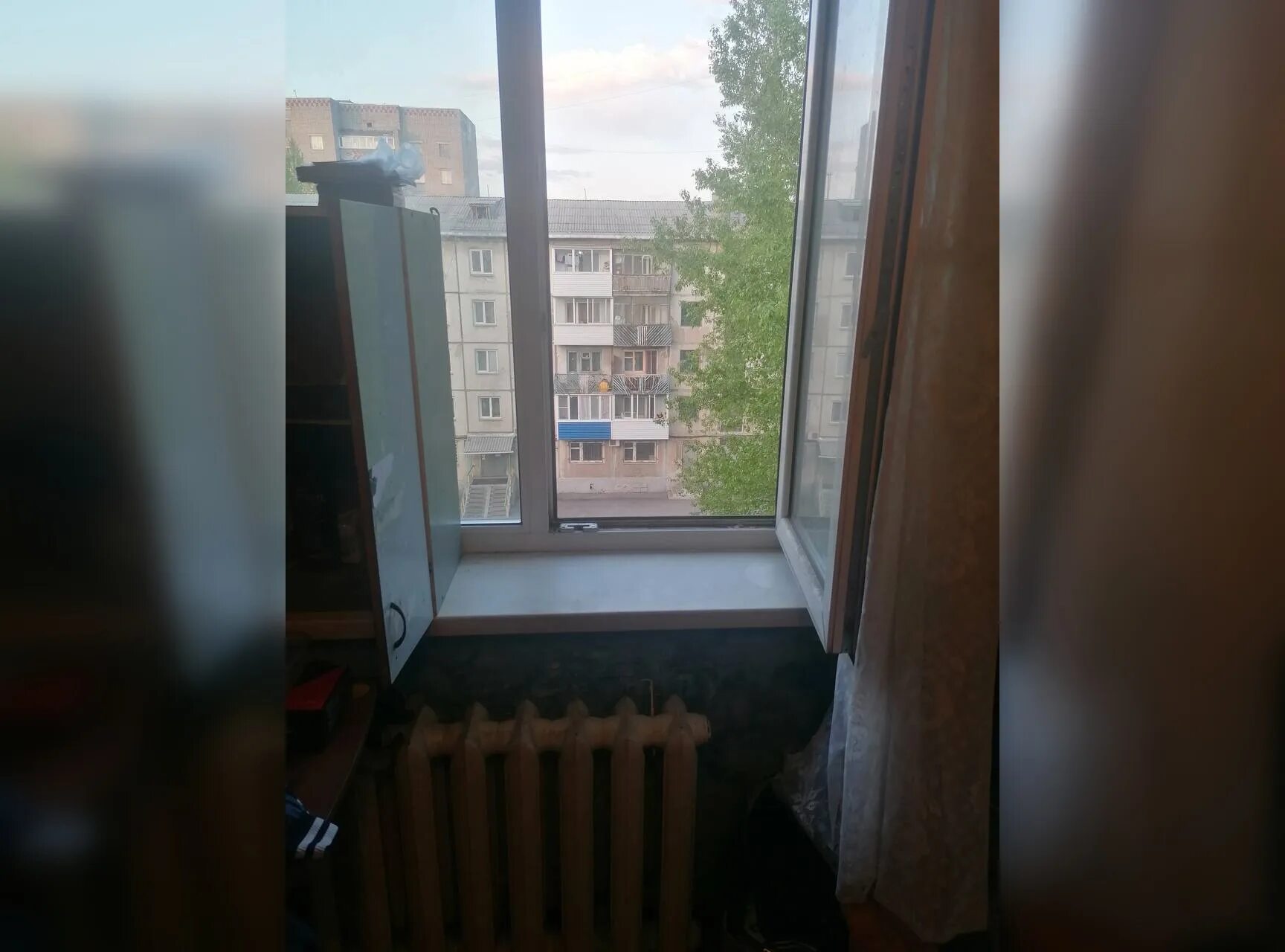 Мальчик выпавший из окна в южном городе. Вид с 5 этажа. 5 этажный дом. у окна. окно в окне.