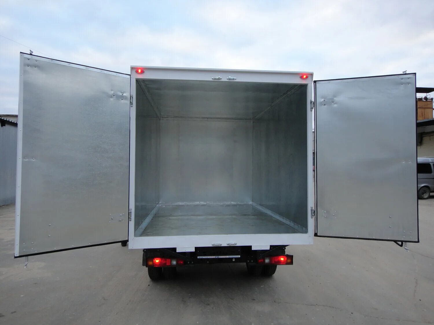 полуприцеп когель внутри. прицеп-фургон сзап-8773. газель некст 4. газель удлиненная, тент, фургон, изотерма. 972200 полуприцеп фургон изотермический.