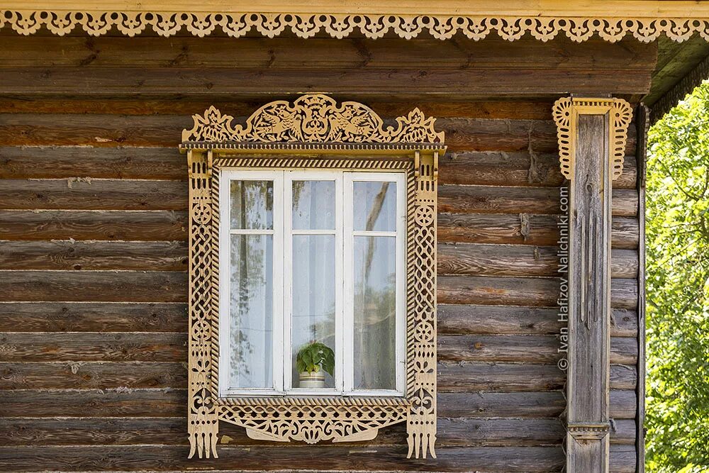 Золотые наличники. Сергиев посад деревянное зодчество. Деревянный дом фронтоны карнизы наличники. Резные наличники прорезная резьба. Оконные наличники.