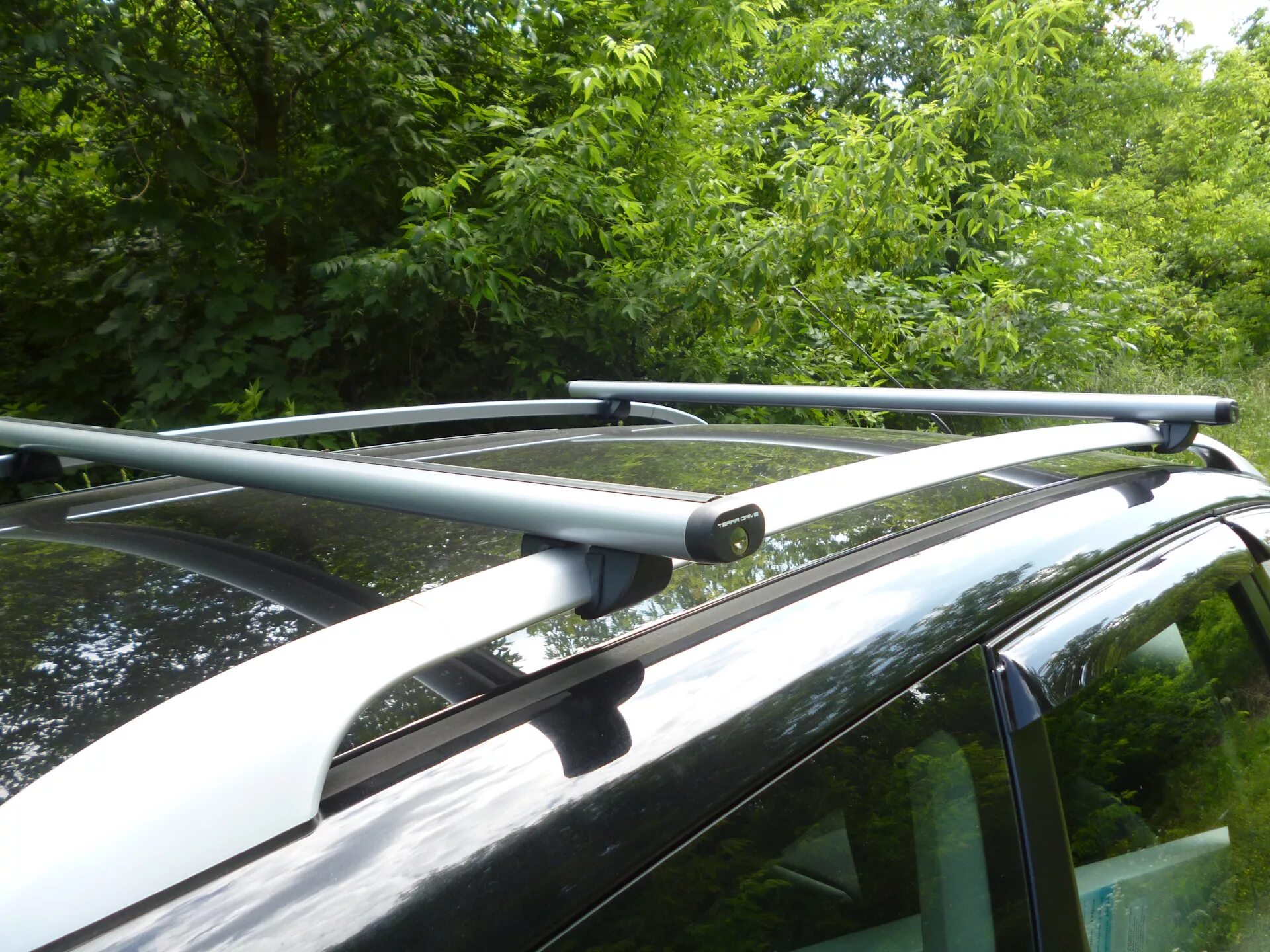 Багажник на крышу Renault Duster на рейлинги (2015-2020). Поперечины Hover h3. Поперечины на рейлинги Форд эксплорер 4. Багажные поперечины для рейлингов Ford Mondeo. Рейлинги рено дастер купить