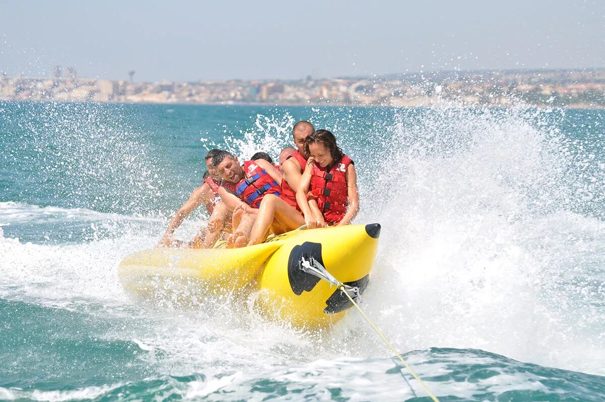 Водный аттракцион банан. Катание на банане на море. Развлечения на воде. Водные развлечения в Турции.
