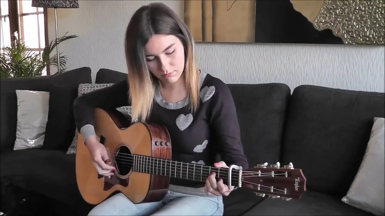 Девушка поет под гитару. Девушка поет под гитару красиво. Красивая девушка красиво поет под гитару.
