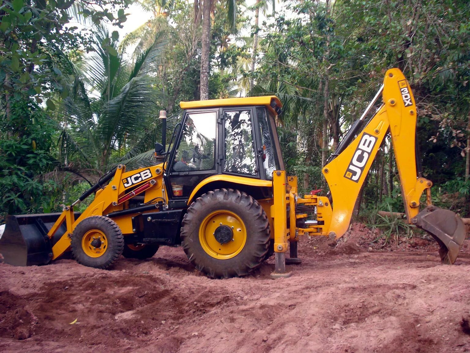 Экскаватор погрузчик jcb 3. Экскаватор погрузчик JCB 3cx Индия. Трактор JCB 3cx. Экскаватор JCB 3cx рытье траншей. Трактор JCB 4cx.