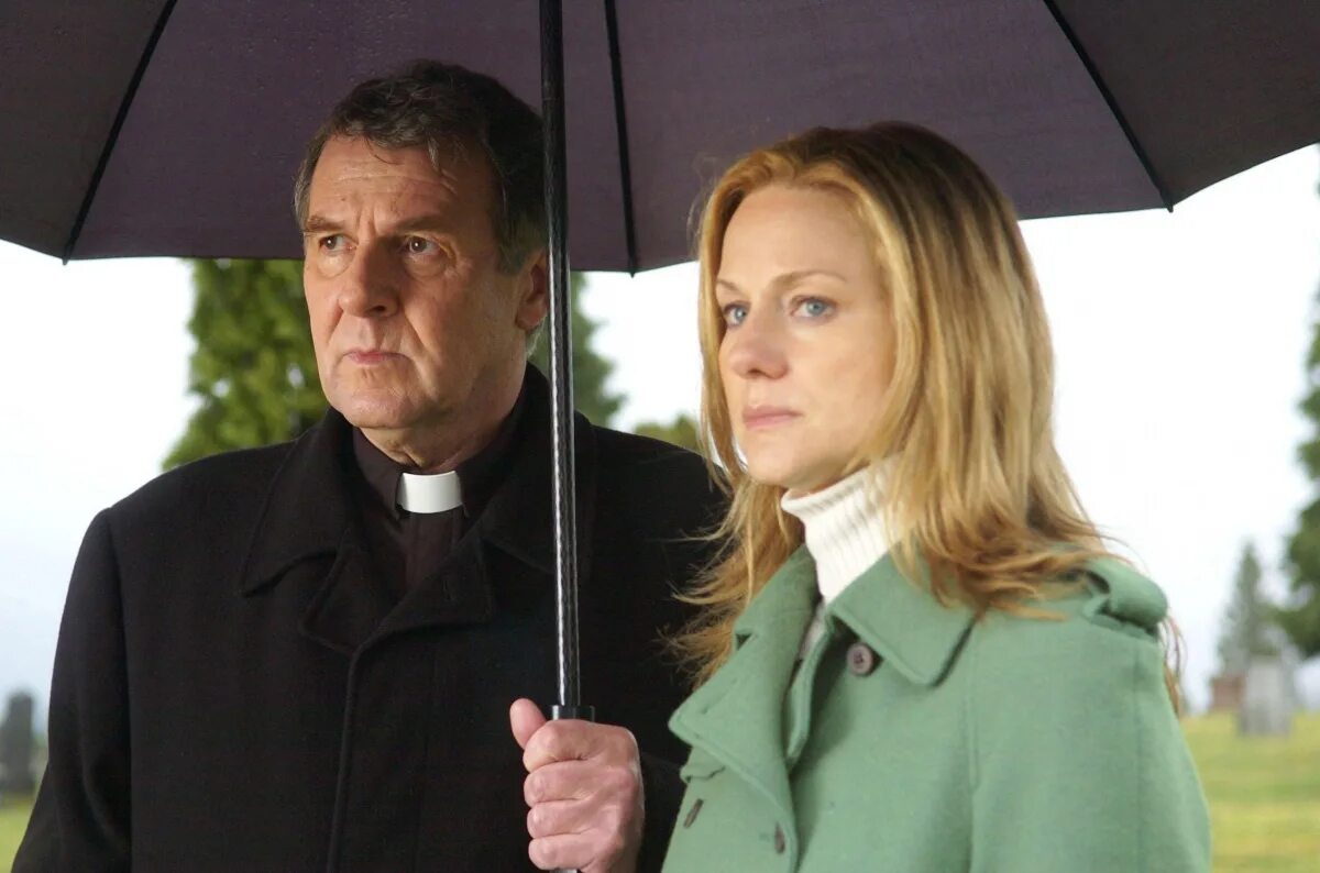 Priest фильм 1994. Марина вакт исповедь. Про священника и девушку. Искупление вдовиченков. Лора линни эмили роуз.