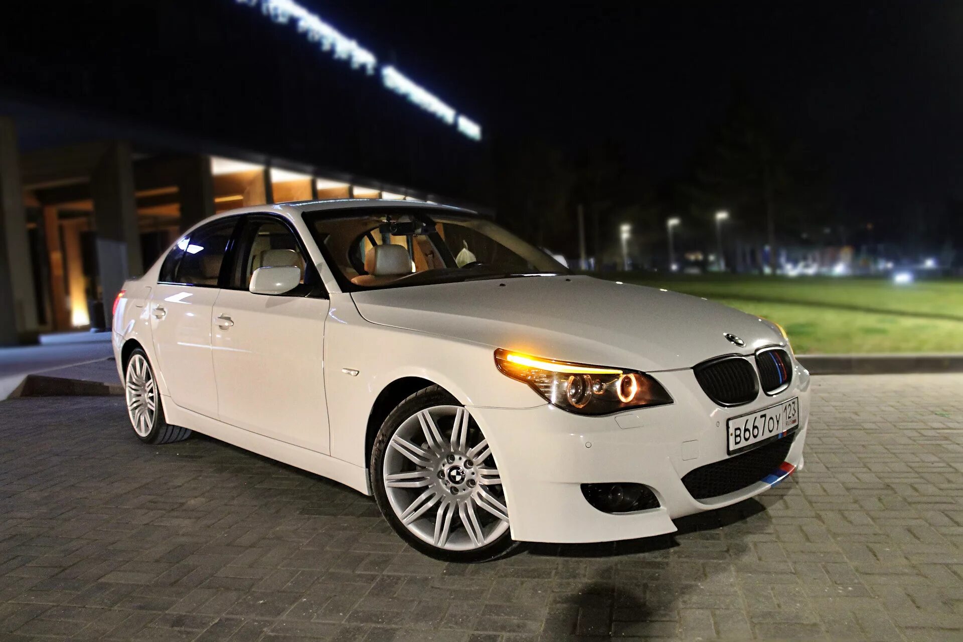 Белая е60. BMW e60 белая. BMW 5 e60 White. BMW m5 e60 белая. БМВ м5 е60 белая.