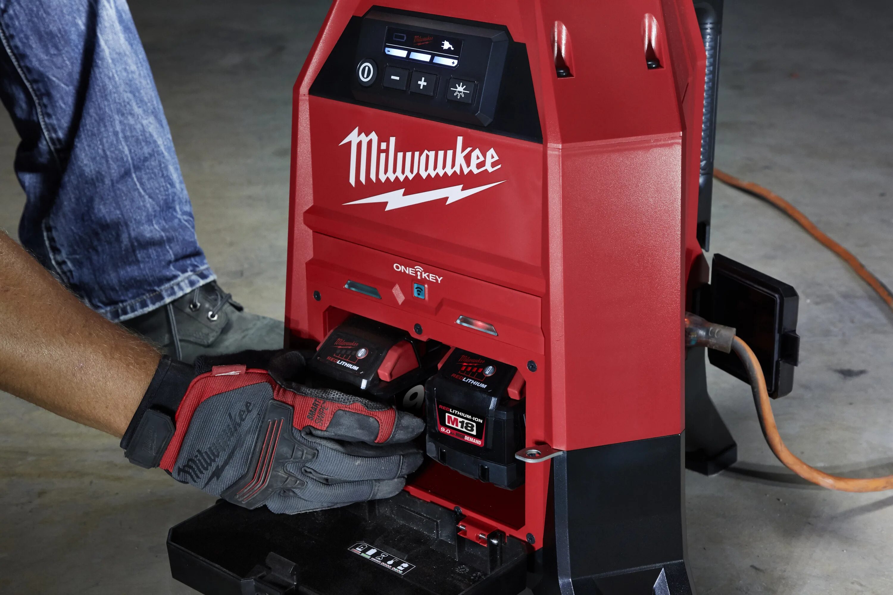 Cut only. Фонарь Milwaukee m18. Milwaukee m18 ONESLDP-0. Аккумуляторный фонарь Milwaukee m18. Milwaukee с зарядным устройством m18 ONESLDP-0.