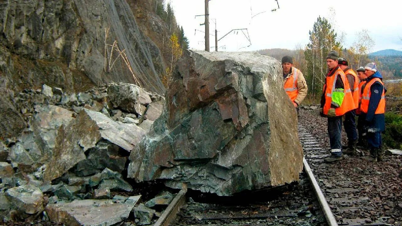 Слюдянка Утулик крушение поезда. Оползень на железной дороге. Камнепады на железной дороге. Обвал на ЖД пути.