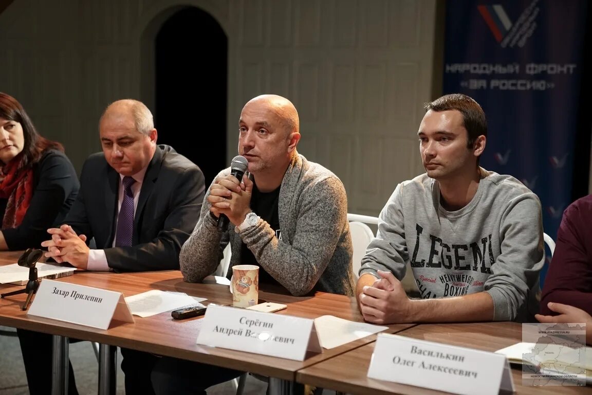 Прилепин портрет. Книги прилепина фото. Телеграм захара прилепина. Телеграм захара прилепина. Прилепин шаргунов и навальный.