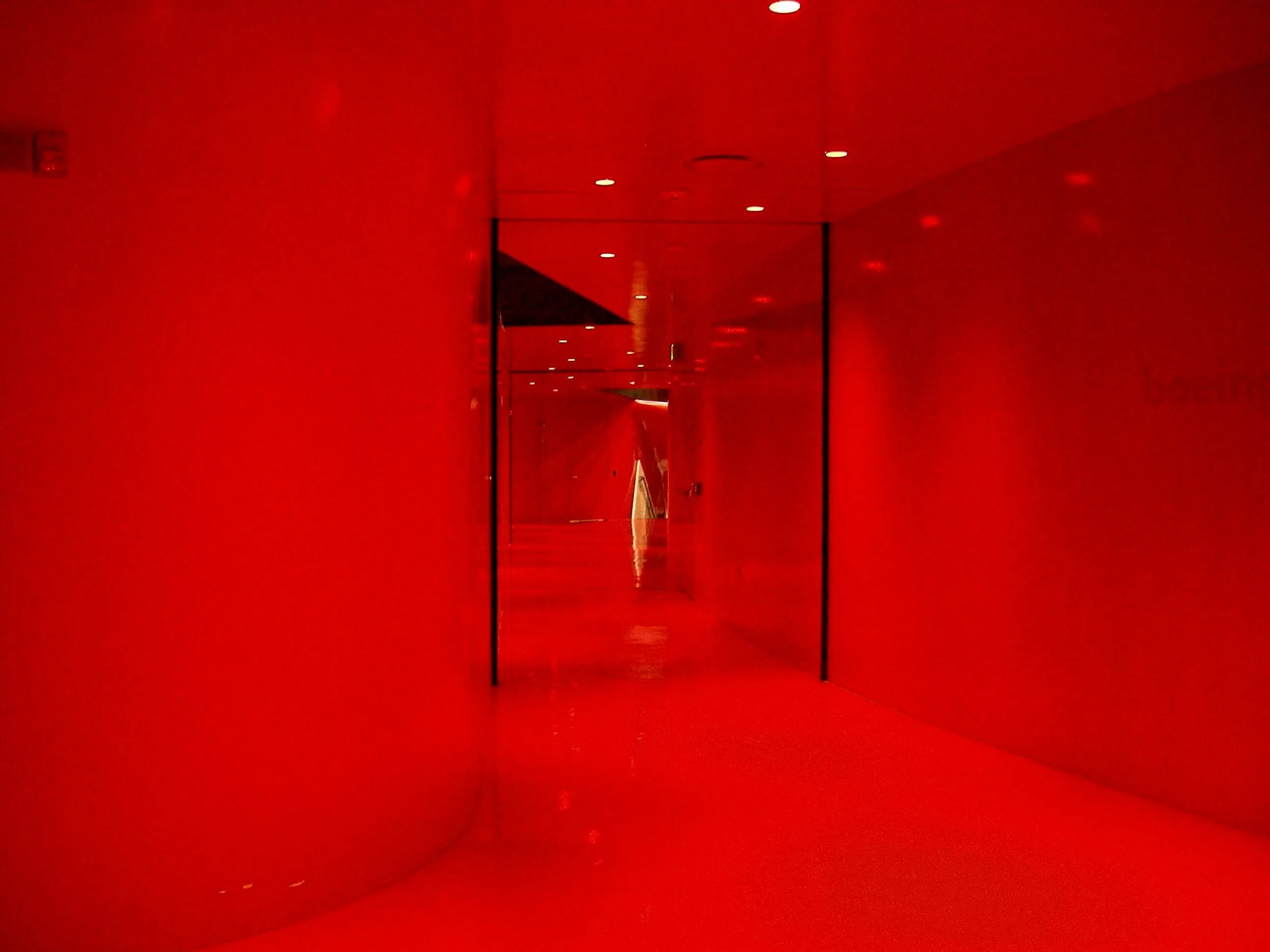 Красная комн. Red Room" красная комната  (1999) ужасы ". Красная комната редрум даркнет. Комната с красной подсветкой. Красное освещение в комнате.