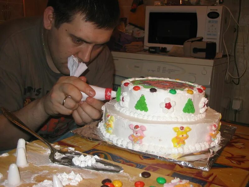 Сколько время в торте. Торт своими руками. Торт своими руками для детей. Украшение торта своими руками для мальчика. Домашний торт для мальчика.