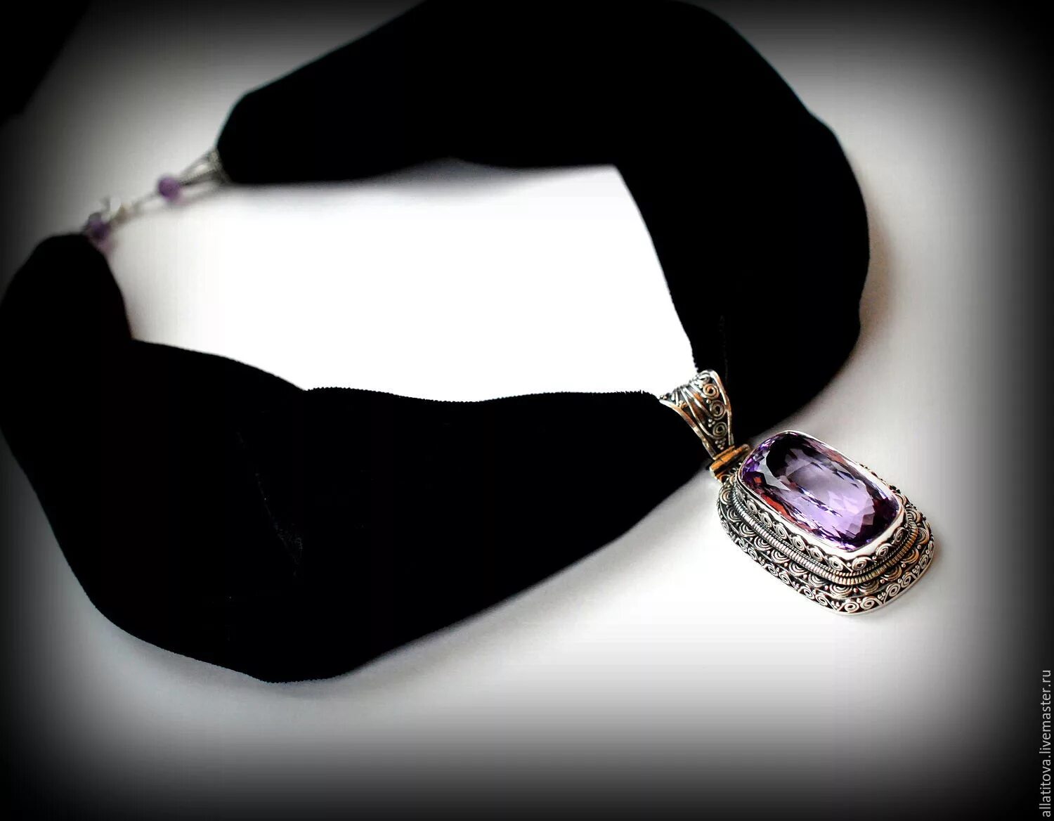 Украшения бархат. Украшения из бархата. Вышитые брошки рококо. Аксессуары из бархата. Украшения бархат.