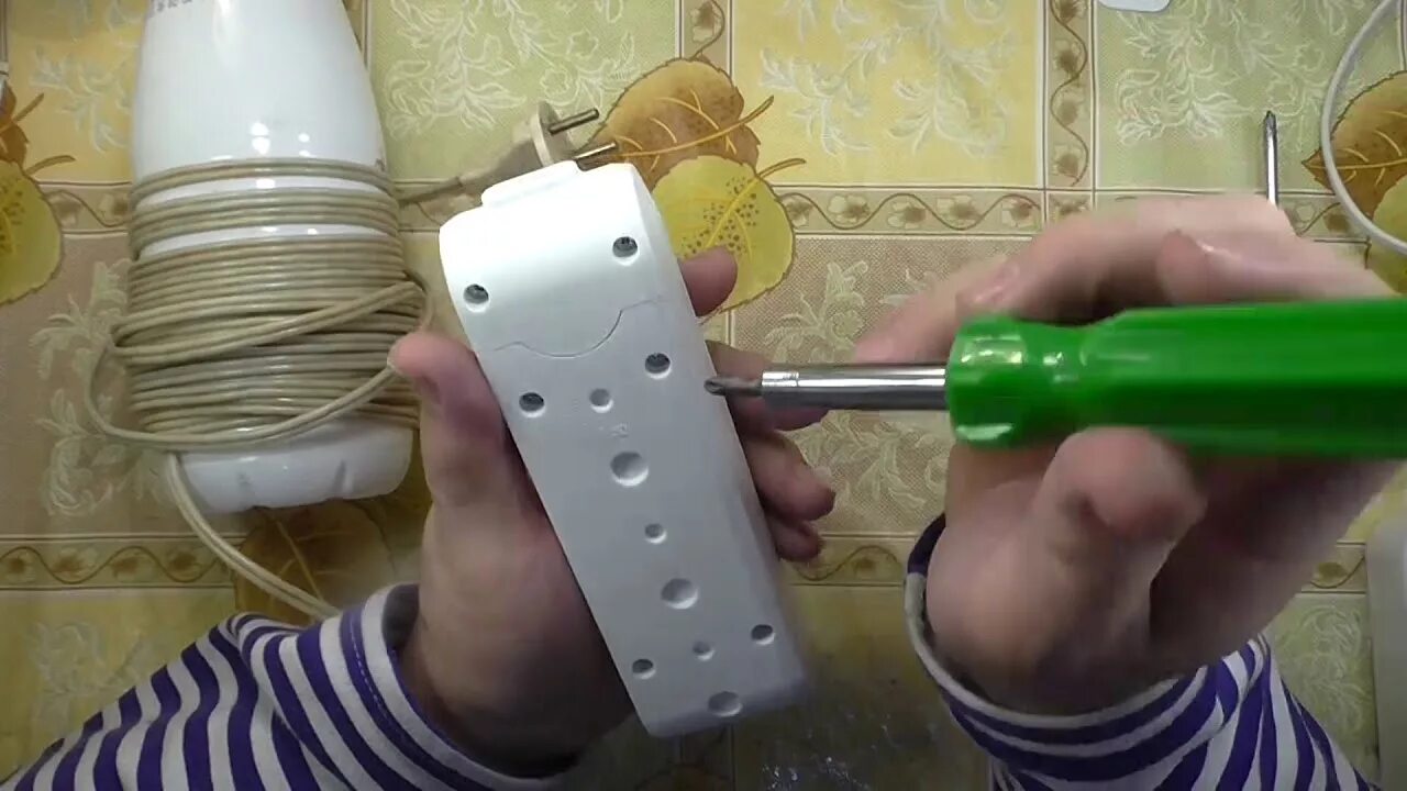 Переноска электрическая. Сделать самому переноску. Приспособление для намотки провода удлинителя. Удлинитель на катушке schneider electric. Лампа переноска для гаража своими руками.
