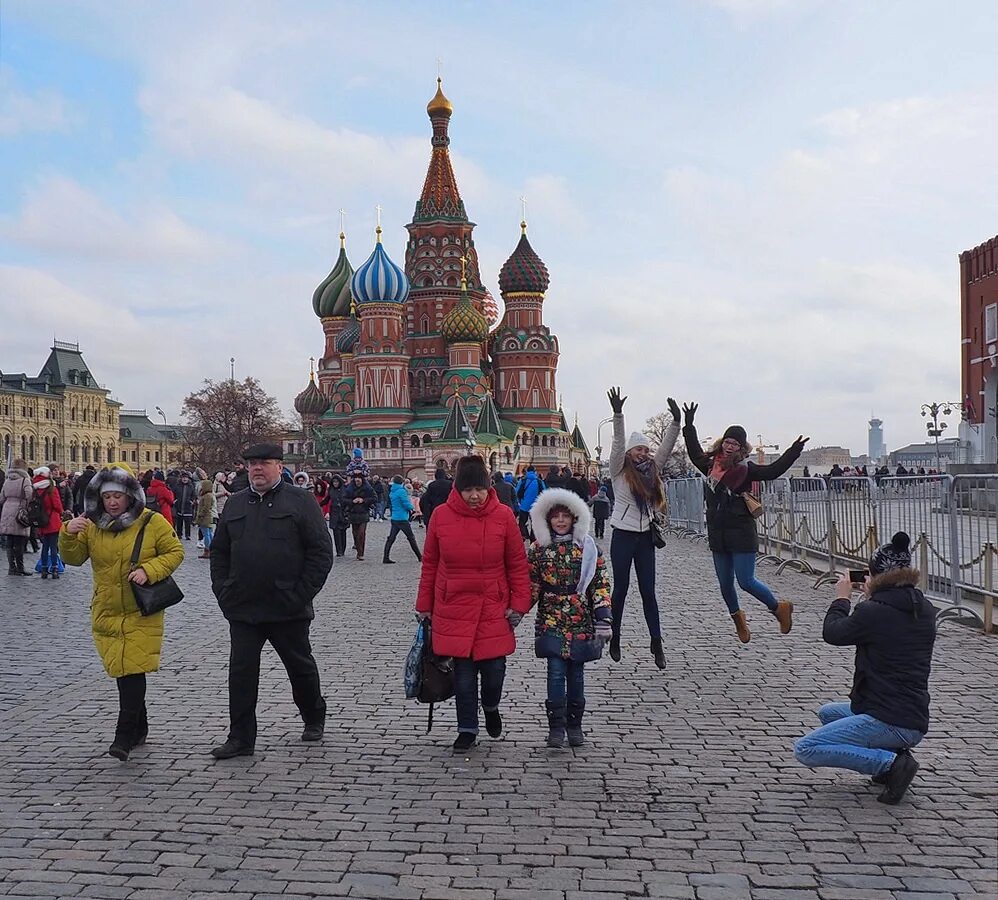 Площадь на человека в московской области. Люди на красной площади. Москва люди. Москва красная площадь люди.
