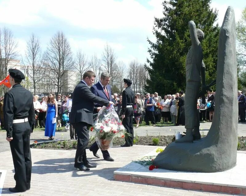 Новости суземки брянской области сегодня последние. Комаричи Брянская область. Суземка памятник Ленину. Открытие мемориала в Комаричах. Памятники в Суземке Брянская область.